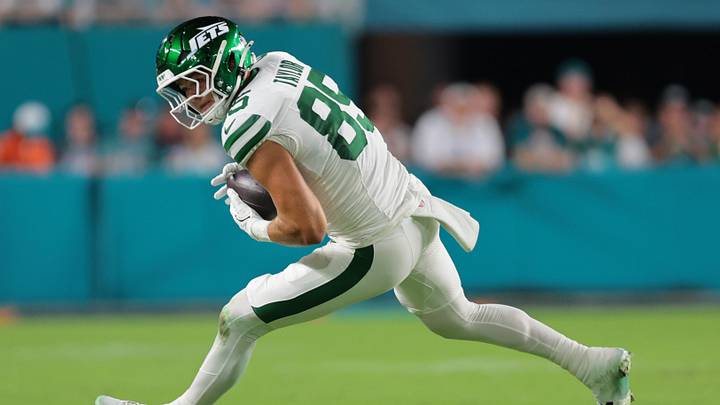 New York Jets tight end Mason Taylor (85) makes a catch against the Miami Dolphins during the first half at Hard Rock Stadium. 