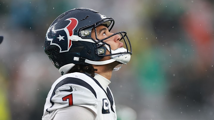 Dec 10, 2023; East Rutherford, New Jersey, USA; Houston Texans quarterback C.J. Stroud (7) walks off the field after an apparent injury during the second half against the New York Jets at MetLife Stadium. Mandatory Credit: Vincent Carchietta-USA TODAY Sports Dec 10, 2023; East Rutherford, New Jersey, USA; Houston Texans quarterback C.J. Stroud (7) walks off the field after an apparent injury during the second half against the New York Jets at MetLife Stadium. Mandatory Credit: Vincent Carchietta-USA TODAY Sports