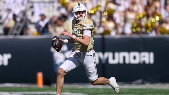 Oct 25, 2025; Atlanta, Georgia, USA; Georgia Tech Yellow Jackets quarterback Haynes King (10) scrambles against the Syracuse Orange in the second quarter at Bobby Dodd Stadium at Hyundai Field. Mandatory Credit: Brett Davis-Imagn Images
Oct 25, 2025; Atlanta, Georgia, USA; Georgia Tech Yellow Jackets quarterback Haynes King (10) scrambles against the Syracuse Orange in the second quarter at Bobby Dodd Stadium at Hyundai Field. Mandatory Credit: Brett Davis-Imagn Images