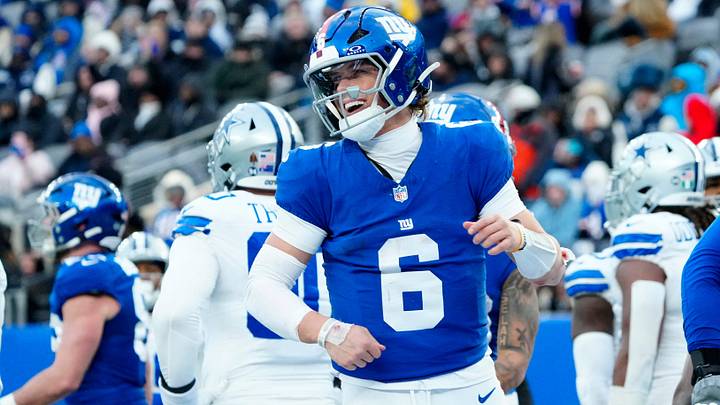 New York Giants quarterback Jaxson Dart celebrates Big Blue's fourth quarter touchdown.