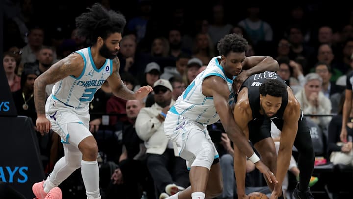  Brooklyn Nets forward Chaney Johnson (31) fights for a loose ball against Charlotte Hornets forward Moussa Diabate (14) and guard Coby White