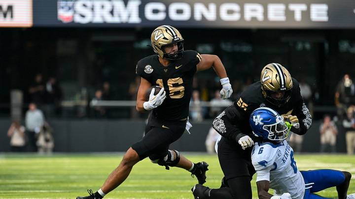 Nov 22, 2025; Nashville, Tennessee, USA; Vanderbilt Commodores tight end Cole Spence (16) runs with the ball after a made catch against the Kentucky Wildcats during the first half at FirstBank Stadium. Mandatory Credit: Steve Roberts-Imagn Images Nov 22, 2025; Nashville, Tennessee, USA; Vanderbilt Commodores tight end Cole Spence (16) runs with the ball after a made catch against the Kentucky Wildcats during the first half at FirstBank Stadium. Mandatory Credit: Steve Roberts-Imagn Images
