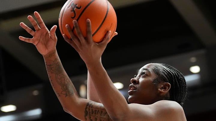 Jan 5, 2025; Tuscaloosa, AL, USA; Alabama guard Zaay Green (14) drives past Missouri guard Averi Kroenke (21) for a layup at Coleman Coliseum.