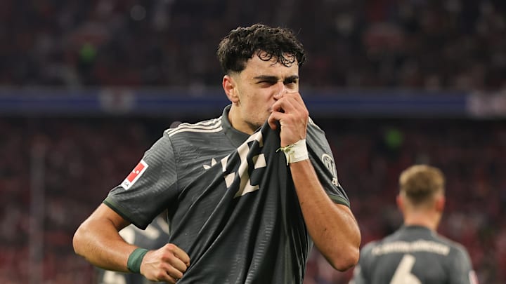 Aleksandar Pavlović kissing the badge after scoring for Bayern Munich against Bayer Leverkusen.
