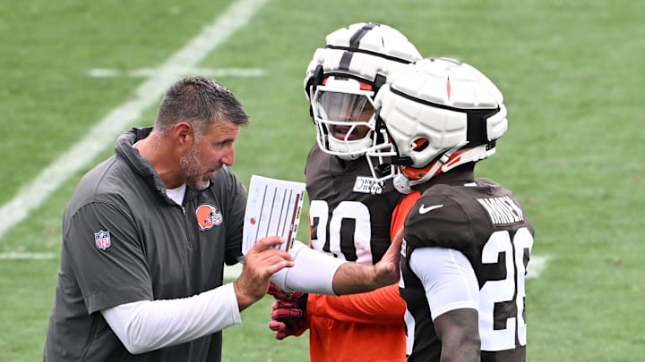 Aug 5, 2024; Cleveland Browns advisor Mike Vrabel works with linebacker Devin Bush (30) and cornerback Myles Harden (26) during practice at the Browns training facility in Berea, Ohio. Mandatory Credit: Bob Donnan-Imagn Images