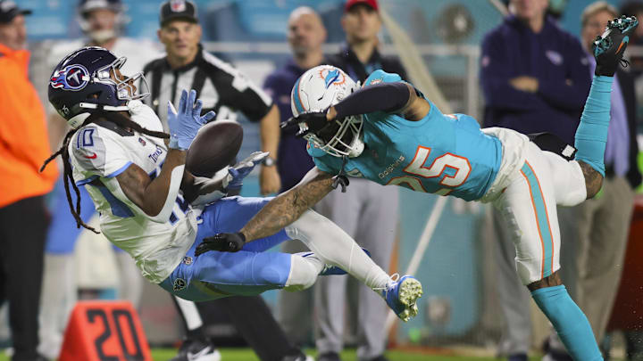 Dec 11, 2023; Miami Gardens, Florida, USA; Tennessee Titans wide receiver DeAndre Hopkins (10) catches the football against Miami Dolphins cornerback Xavien Howard (25) during the second quarter at Hard Rock Stadium. Mandatory Credit: Sam Navarro-Imagn Images Dec 11, 2023; Miami Gardens, Florida, USA; Tennessee Titans wide receiver DeAndre Hopkins (10) catches the football against Miami Dolphins cornerback Xavien Howard (25) during the second quarter at Hard Rock Stadium. Mandatory Credit: Sam Navarro-Imagn Images