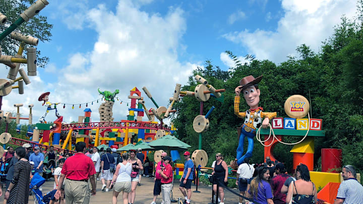 In 2018, Disney World visitors did not have to contend with masks or social distancing when they