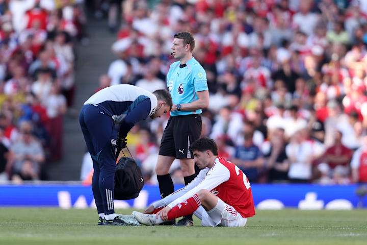 ไค ฮาเวิร์ตซ์นอนอยู่บนสนาม