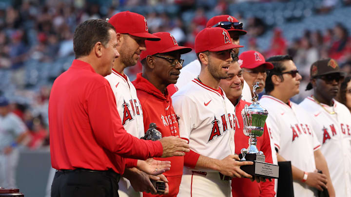 Sep 28, 2024; Anaheim, California, USA; Los Angeles Angels pitcher of the year Tyler Anderson (31, second from left) and Team MVP Zach Neto (9, fourth from left) pose for a photo with manager Ron Washington (37, third from left) and general manager Perry Minasian (fifth from left) prior to a game against the Texas Rangers at Angel Stadium. Mandatory Credit: Kiyoshi Mio-Imagn Images Sep 28, 2024; Anaheim, California, USA; Los Angeles Angels pitcher of the year Tyler Anderson (31, second from left) and Team MVP Zach Neto (9, fourth from left) pose for a photo with manager Ron Washington (37, third from left) and general manager Perry Minasian (fifth from left) prior to a game against the Texas Rangers at Angel Stadium. Mandatory Credit: Kiyoshi Mio-Imagn Images