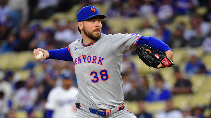 The Mets are favored to win on Sunday.