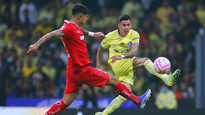 Valber Huerta y Paul Rodríguez en la disputa de un balón.