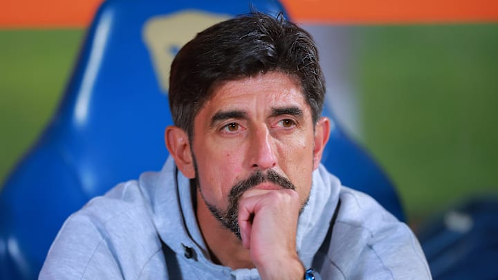 El entrenador Veljko Paunovic.