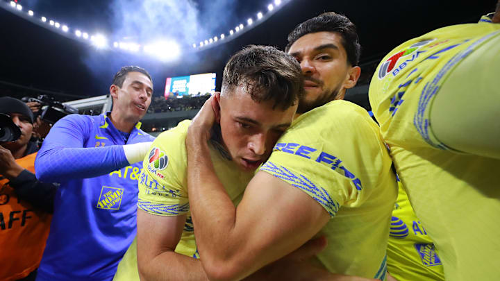 Jugadores del América celebran un gol.