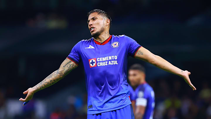 Carlos Salcedo realizó fiesta tras la derrota de Cruz Azul