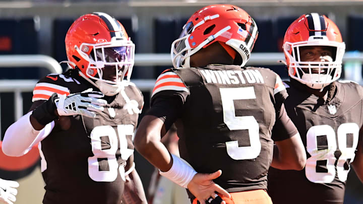Oct 27, 2024; Cleveland, Ohio, USA; Cleveland Browns tight end David Njoku (85) celebrates with quarterback Jameis Winston (5) and tight end Jordan Akins (88) after catching a touchdown during the second half against the Baltimore Ravens at Huntington Bank Field. Mandatory Credit: Ken Blaze-Imagn Images Oct 27, 2024; Cleveland, Ohio, USA; Cleveland Browns tight end David Njoku (85) celebrates with quarterback Jameis Winston (5) and tight end Jordan Akins (88) after catching a touchdown during the second half against the Baltimore Ravens at Huntington Bank Field. Mandatory Credit: Ken Blaze-Imagn Images