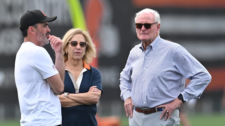 Jun 12, 2025; Berea, OH, USA; Cleveland Browns head coach Kevin Stefanski, left, and managing and principal partner Dee Haslam, middle, and managing and principal partner Jimmy Haslam watch practice during mini camp at CrossCountry Mortgage Campus. Mandatory Credit: Ken Blaze-Imagn Images