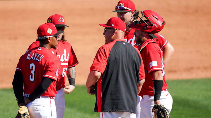 Cincinnati Reds manager Terry Francona (77) speaks with players at the pitchers mound in the fifth inning of a Cactus League game between the Cincinnati Reds and Seattle Mariners, Sunday, Feb. 22, 2026, at Goodyear Ballpark in Goodyear, Ariz.