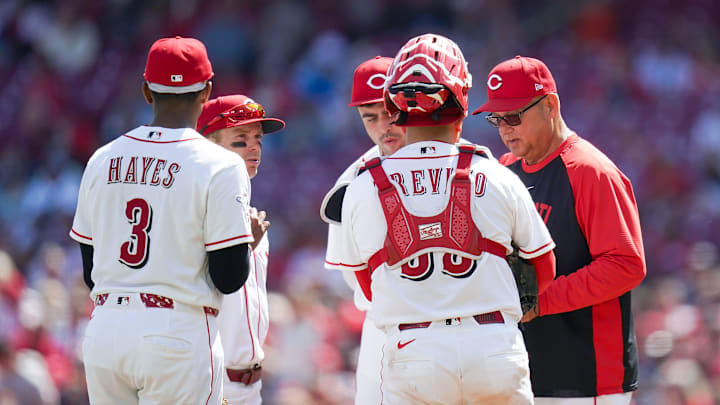 Cincinnati Reds manager Terry Francona (77) speaks with players at the pitchers mound in the seventh inning of a MLB game between the Cincinnati Reds and Detroit Tigers, Sunday, April 26, 2026, at Great American Ball Park in downtown Cincinnati.