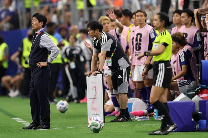 Hajime Moriyasu with his numbers.