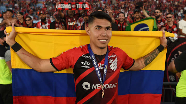 Zagueiro conquistou a Sul-Americana de 2021 pelo Furacão