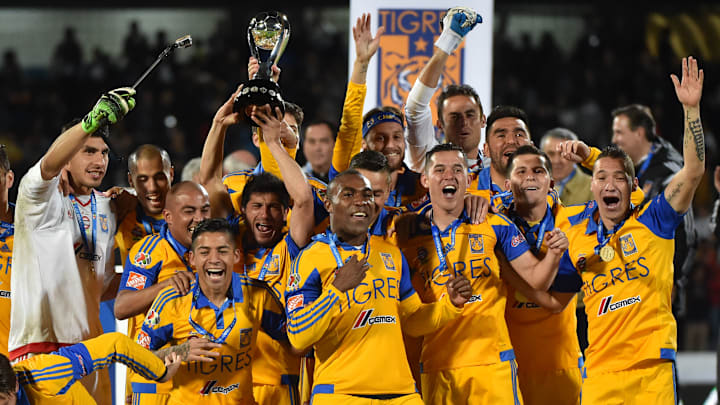 Jugadores de Tigres UANL celebran un título.