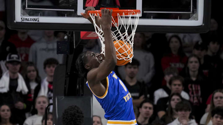 Feb 2, 2025; Cincinnati, Ohio, USA; West Virginia Mountaineers center Eduardo Andre (0) dunks the ball against the Cincinnati Bearcats in the first half at Fifth Third Arena. Mandatory Credit: Aaron Doster-Imagn Images Feb 2, 2025; Cincinnati, Ohio, USA; West Virginia Mountaineers center Eduardo Andre (0) dunks the ball against the Cincinnati Bearcats in the first half at Fifth Third Arena. Mandatory Credit: Aaron Doster-Imagn Images