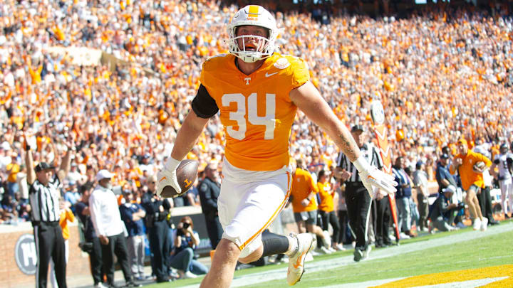 Tennessee tight end McCallan Castles (34) scores a touchdown during the NCAA college football game