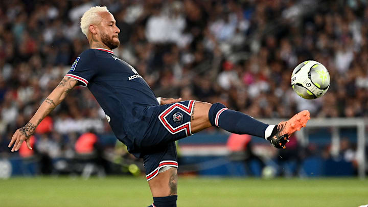 Neymar s'offre son 100ème but avec le PSG. Neymar s'offre son 100ème but avec le PSG.