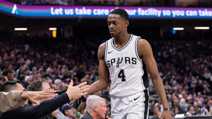 Mar 7, 2025; Sacramento, California, USA; San Antonio Spurs guard De'Aaron Fox (4) high fives team mates after coming out of the game during the fourth quarter at Golden 1 Center. Mandatory Credit: Ed Szczepanski-Imagn Images Mar 7, 2025; Sacramento, California, USA; San Antonio Spurs guard De'Aaron Fox (4) high fives team mates after coming out of the game during the fourth quarter at Golden 1 Center. Mandatory Credit: Ed Szczepanski-Imagn Images