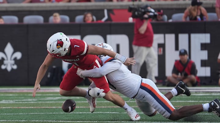 Louisville’s Miller Moss gets sacked and temporarily losses the ball against Virginia’s Mitchell Melton at L&N Stadium Saturday.
Oct. 4, 2025 Louisville’s Miller Moss gets sacked and temporarily losses the ball against Virginia’s Mitchell Melton at L&N Stadium Saturday.
Oct. 4, 2025