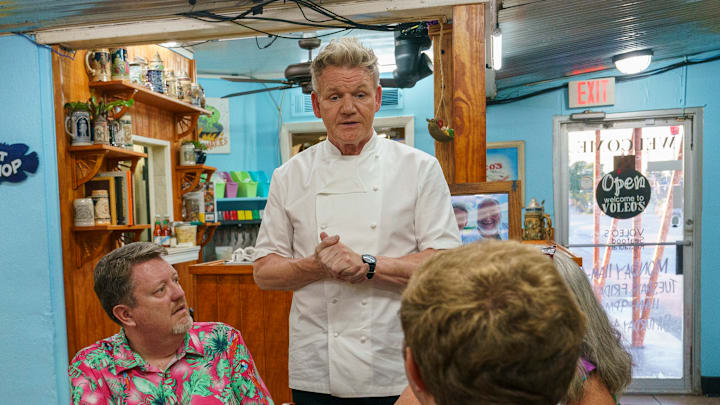 Kitchen Nightmares: Gordon Ramsay with customers in the “Voleos” episode of Kitchen Nightmares airing Tuesday, Jan. 21 (8:00-9:00 PM ET/PT) on FOX. CR: FOX. ©2025 FOX Media LLC.