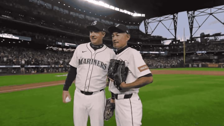 Mariners legend Suzuki and manager Wilson pose after the ceremonial first pitch on Opening Day