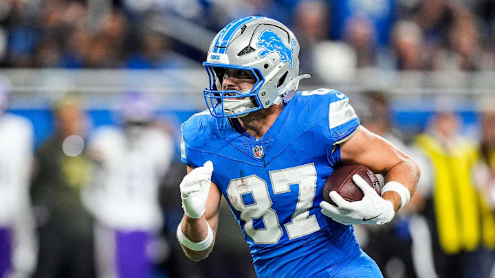 Detroit Lions tight end Sam LaPorta (87) makes a catch against Minnesota Vikings during the first half at Ford Field in Detroit on Sunday, November 2, 2025.