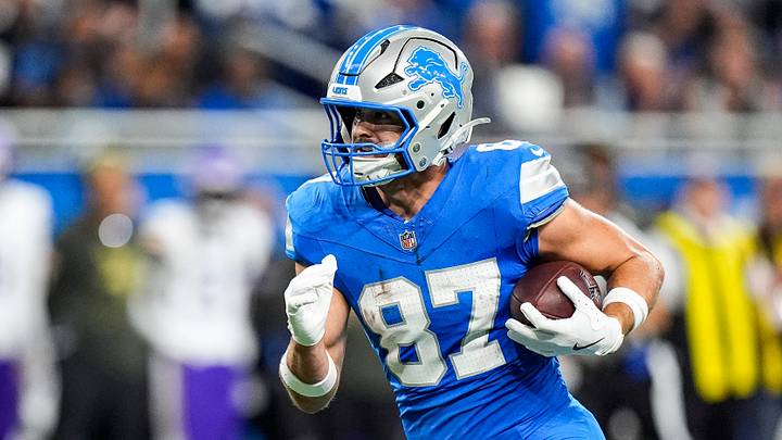 Detroit Lions tight end Sam LaPorta (87) makes a catch against Minnesota Vikings during the first half at Ford Field in Detroit on Sunday, November 2, 2025. Detroit Lions tight end Sam LaPorta (87) makes a catch against Minnesota Vikings during the first half at Ford Field in Detroit on Sunday, November 2, 2025.