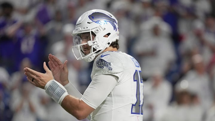 Buffalo Bills quarterback Josh Allen rallies the offense as play starts in the final seconds of the fourth quarter.