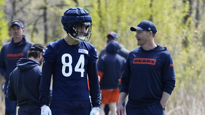 Chicago Bears head coach Ben Johnson talks with tight end (84)  Colston Loveland. 