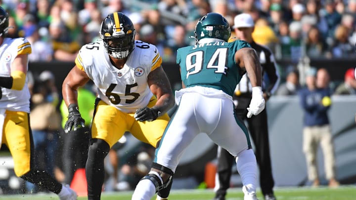 Oct 30, 2022; Philadelphia, Pennsylvania, USA; Pittsburgh Steelers offensive tackle Dan Moore Jr. (65) prepares to block against Philadelphia Eagles defensive end Josh Sweat (94) at Lincoln Financial Field. Mandatory Credit: Eric Hartline-Imagn Images Oct 30, 2022; Philadelphia, Pennsylvania, USA; Pittsburgh Steelers offensive tackle Dan Moore Jr. (65) prepares to block against Philadelphia Eagles defensive end Josh Sweat (94) at Lincoln Financial Field. Mandatory Credit: Eric Hartline-Imagn Images