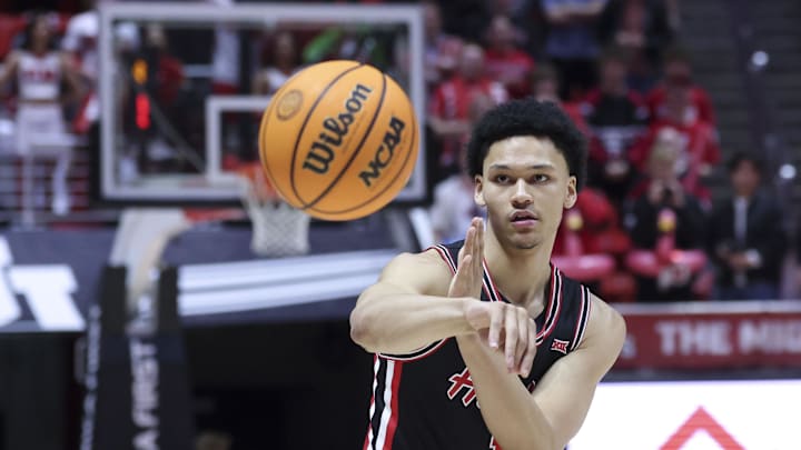 Feb 10, 2026; Salt Lake City, Utah, USA; Houston Cougars guard Isiah Harwell (1) makes a pass against the Utah Utes during the first half at Jon M. Huntsman Center. Feb 10, 2026; Salt Lake City, Utah, USA; Houston Cougars guard Isiah Harwell (1) makes a pass against the Utah Utes during the first half at Jon M. Huntsman Center.