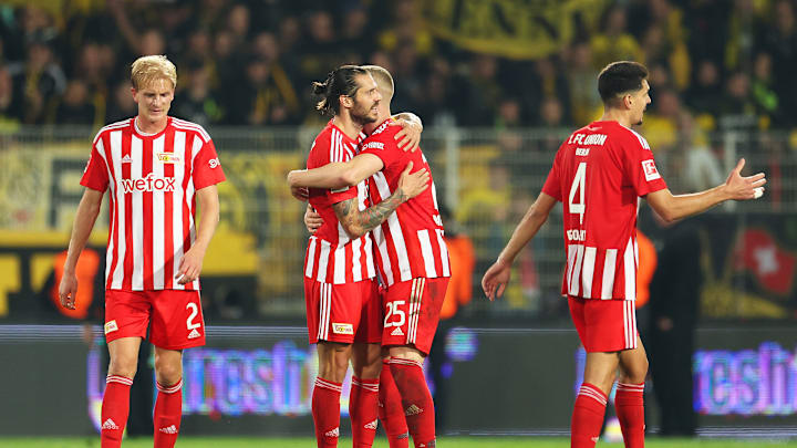 Christopher Trimmel (Zweiter von links) bleibt Union Berlin erhalten