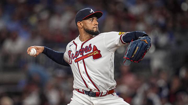 May 13, 2026; Cumberland, Georgia, USA; Atlanta Braves pitcher Robert Suarez (75) pitches against the Chicago Cubs during the eighth inning at Truist Park. Mandatory Credit: Dale Zanine-Imagn Images