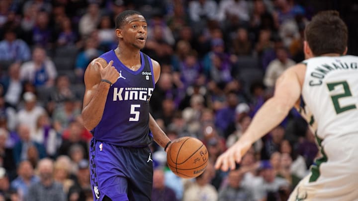 Sacramento Kings guard De'Aaron Fox (5) calls a play.