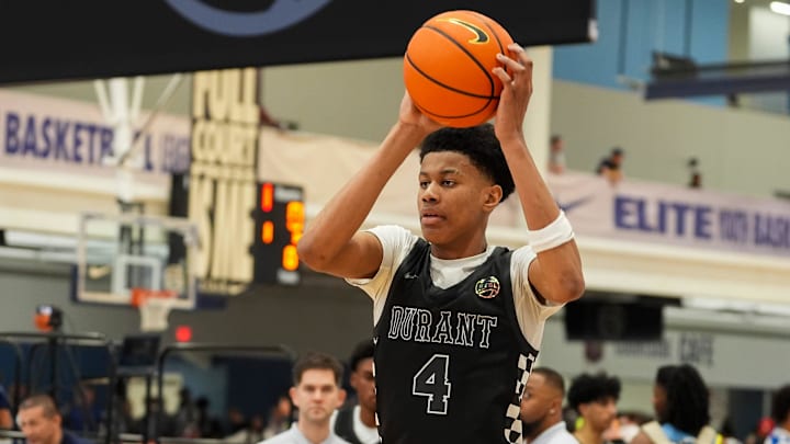 Team Durant’s Babatunde Oladotun (4) looks to pass the ball during a game at Nike EYBL at the Memphis Sports & Events Center on Saturday, May 17, 2025.
