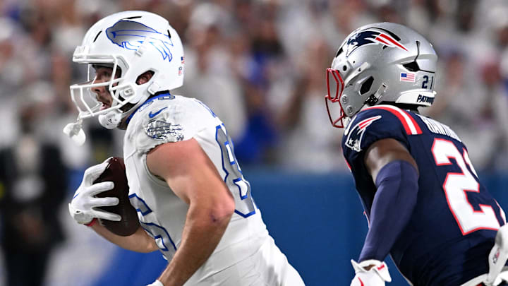 Oct 5, 2025; Orchard Park, New York, USA; Buffalo Bills tight end Dalton Kincaid (86) makes a catch against the New England Patriots