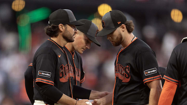 Apr 4, 2026; San Francisco, California, USA; San Francisco Giants manager Tony Vitello (left) takes the ball from starting pitcher Landen Roupp (65) as he makes a pitching change during the fifth inning at against the New York Mets Oracle Park. Mandatory Credit: D. Ross Cameron-Imagn Images