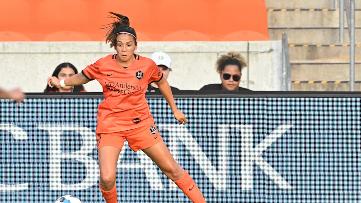Jun 12, 2022; Houston, Texas, USA;  Houston Dash forward Maria Sanchez (7) controls the ball against