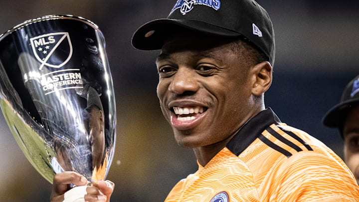 El arquero del New York City FC, Sean Johnson, con el trofeo de la MLS Cup 2021.