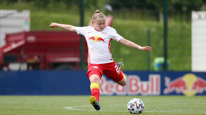 Vanessa Fudalla von RB Leipzig setzt zum Schuss mit ihrem gefürchteten starken linken Fuß an Vanessa Fudalla von RB Leipzig setzt zum Schuss mit ihrem gefürchteten starken linken Fuß an