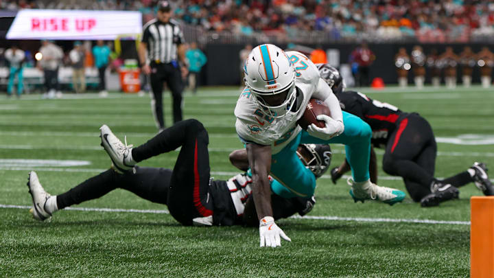 Miami Dolphins running back De'Von Achane (28) runs the ball against the Atlanta Falcons in the first quarter at Mercedes-Benz Stadium. 