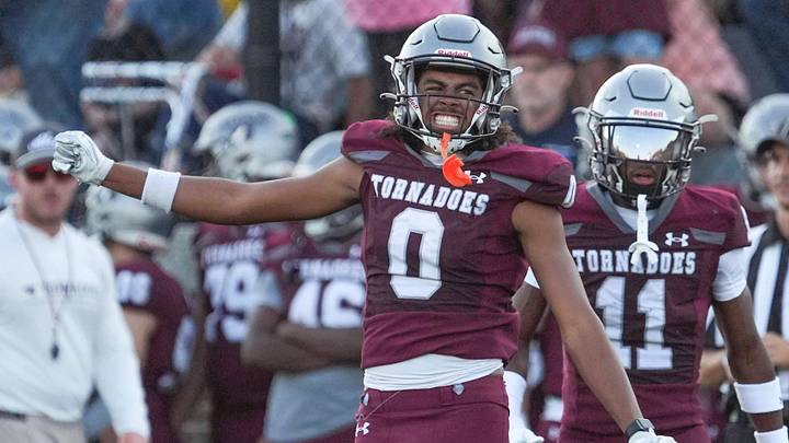 Alcoa's Jamir Dean (0) grimaces while rotating his shoulder during a TSSAA high school football game between Bearden and Alcoa on August 29, 2025. Alcoa's Jamir Dean (0) grimaces while rotating his shoulder during a TSSAA high school football game between Bearden and Alcoa on August 29, 2025.