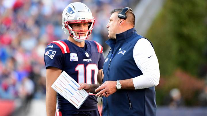 Oct 18, 2026; Foxborough, Massachusetts, USA; New England Patriots head coach Mike Vrabel talks with quarterback Drake Maye (10) during the second half against the New York Jets at Gillette Stadium. Mandatory Credit: Bob DeChiara-Imagn Images Oct 18, 2026; Foxborough, Massachusetts, USA; New England Patriots head coach Mike Vrabel talks with quarterback Drake Maye (10) during the second half against the New York Jets at Gillette Stadium. Mandatory Credit: Bob DeChiara-Imagn Images